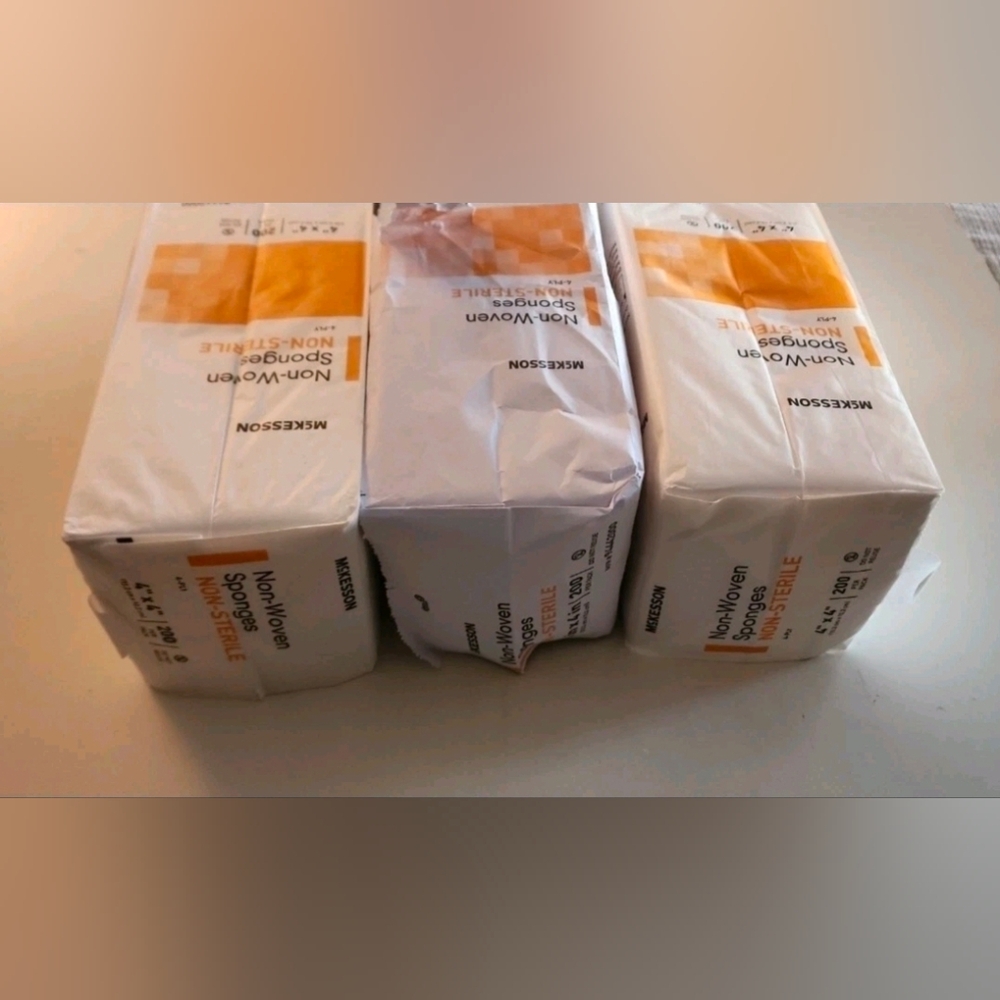 McKesson Non-Woven Sponges Non-Sterile 4-Ply (4" × 4") 200 Total - Picture 6 of 7